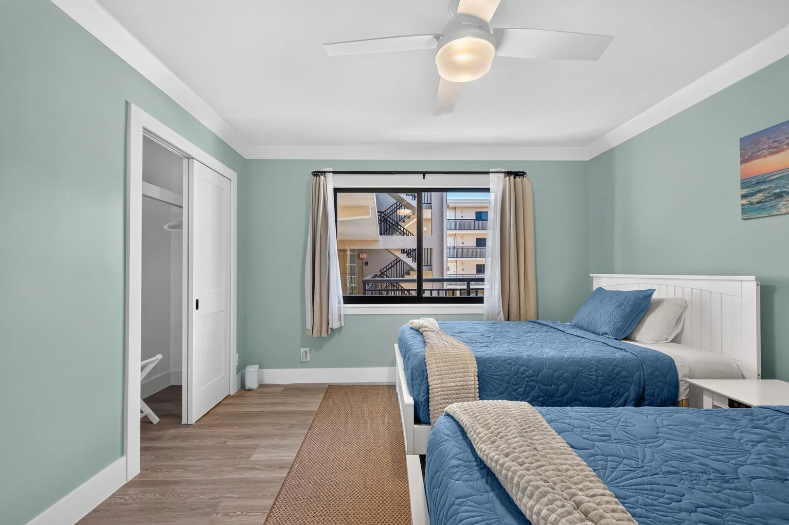Guest bedroom with twin beds