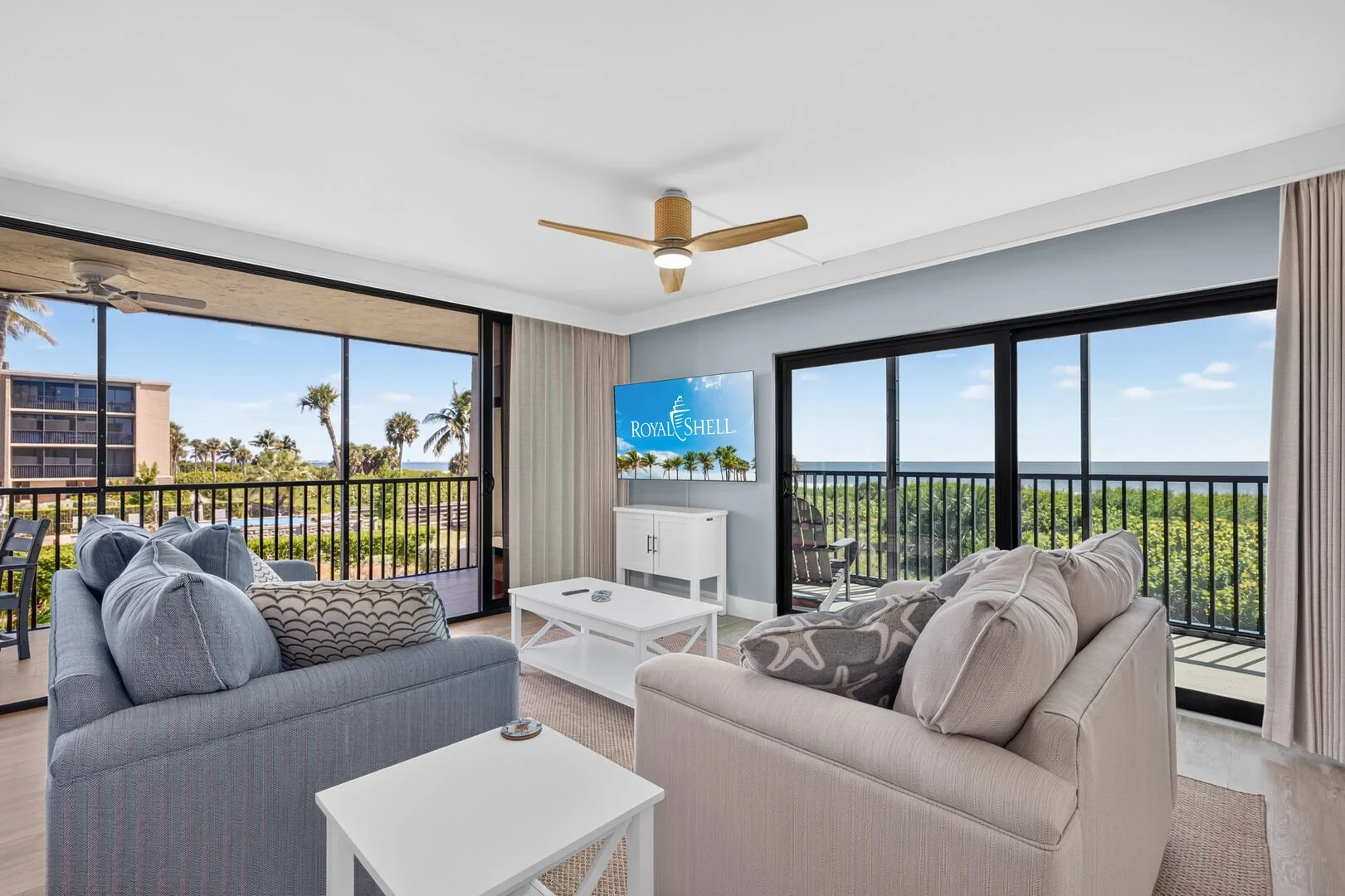 Corner Gulf-front living room with panoramic views