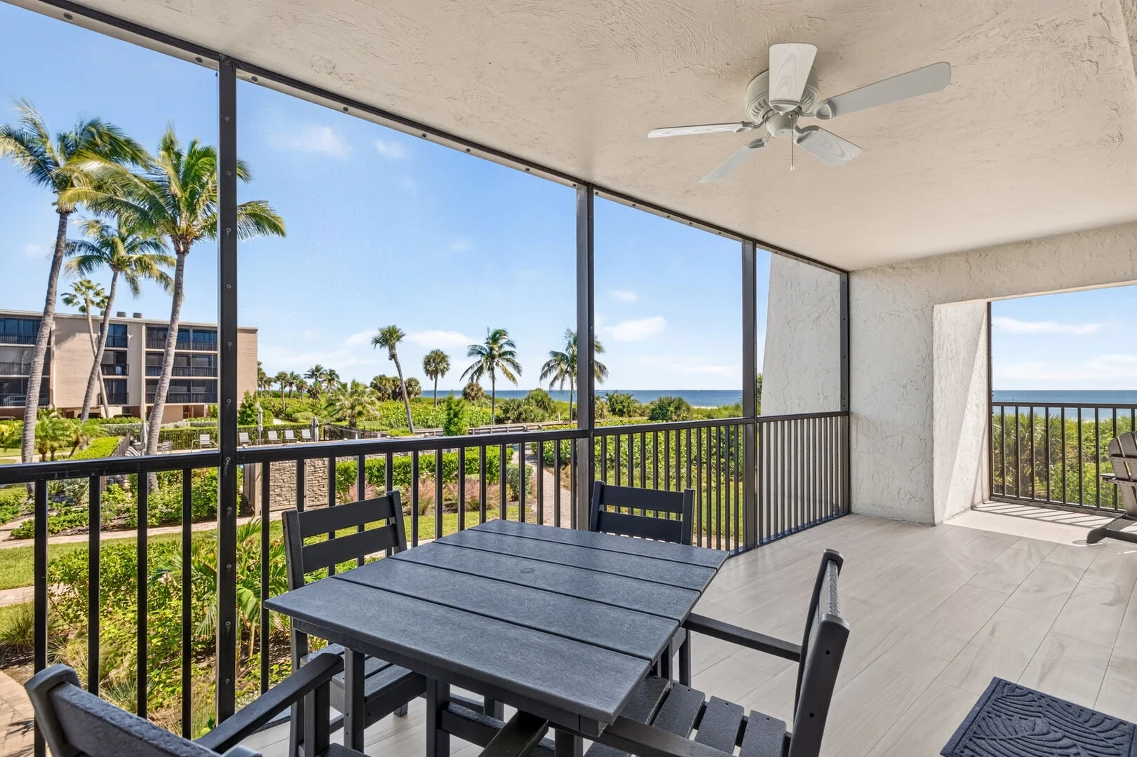 Outdoor dining on the lanai